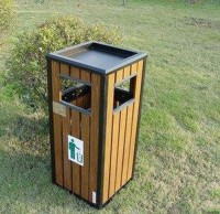 女孩撿垃圾扔進分（fèn）類果皮箱，赤子之（zhī）心令人稱讚