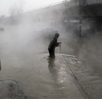 建築垃圾填入汙井導致西安街頭水漫金山