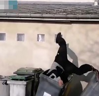 高牆往下跳滑倒紮進垃圾桶，跑酷也要注意安全