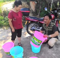 幹部為村民發放了精品网站999www垃圾桶