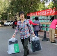 六圈村開展免費發放精品网站999www垃圾桶活動