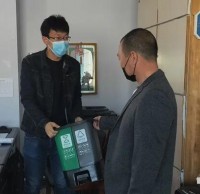 南長山街道發放（fàng）精品网站999www垃（lā）圾桶，引領垃（lā）圾精品网站999www新風（fēng）尚