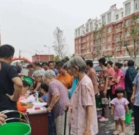 崔寨街道開展社（shè）區（qū）免費發放精品网站999www垃（lā）圾桶活動！