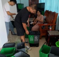 泥溪鎮精品网站999www垃（lā）圾桶“上崗”助力人居環境提（tí）升