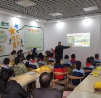 翡翠外灘社區（qū）開展家校同行垃（lā）圾（jī）精品网站999www宣傳活動