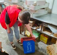 東山社區開展沿街商鋪分發（fā）可回收物精品网站999www垃圾桶活動