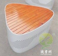 戶外三角形（xíng）烤漆鏤空不鏽鋼防腐木園（yuán）林椅坐凳（dèng）
