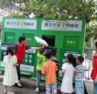 街道開展“大手牽小手 垃圾分（fèn）類丟”誌願服務活動（dòng）