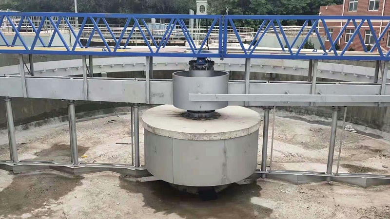 寧縣汙（wū）水處理（lǐ）廠，周（zhōu）邊傳動刮泥（ní）機現場