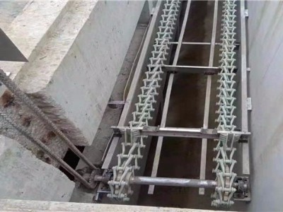 非金屬鏈條式（shì）刮泥機