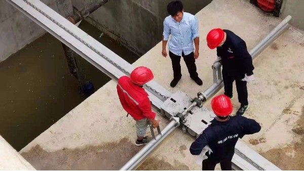 今天帶大（dà）家了解下單軌式鏈（liàn）條式刮泥機的安裝原理一起草 www.17.com网站環保（bǎo）