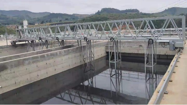 行車式（shì）泵吸刮泥機說明書