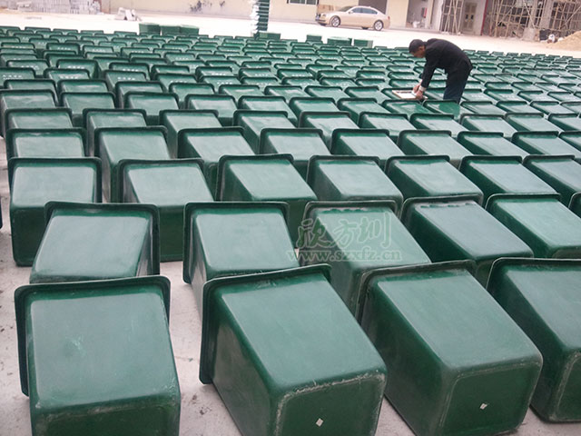 玻璃（lí）鋼小區垃（lā）圾桶